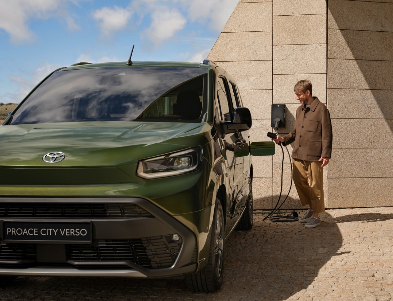 Toyota Proace City Verso lädt an einer Wallbox