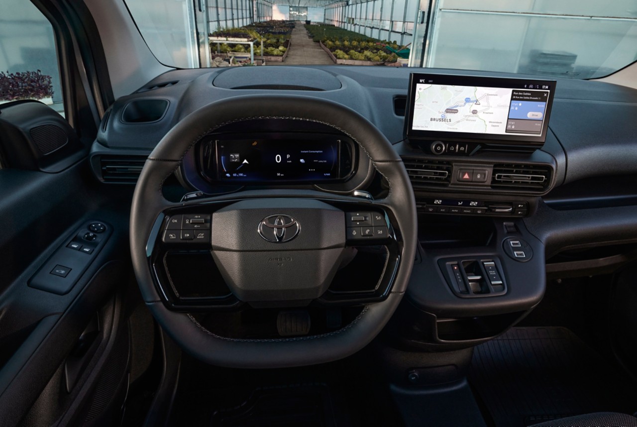 Das digitale Cockpit des Proace City mit gut erreichbarem Touchscreen und ergonomischem Lenkrad
