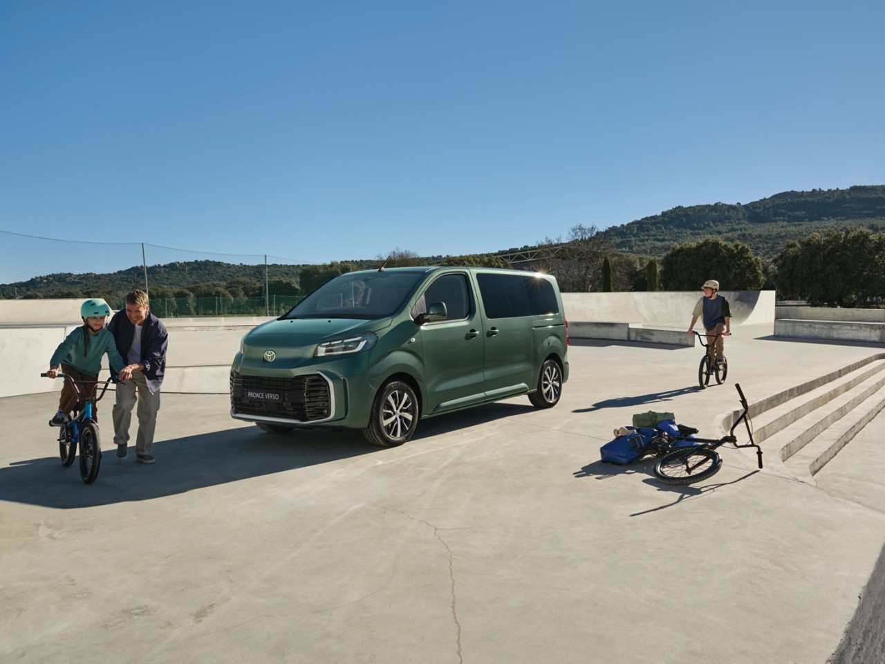 Toyota Familienvan in das eine Frau ein Baby trägt