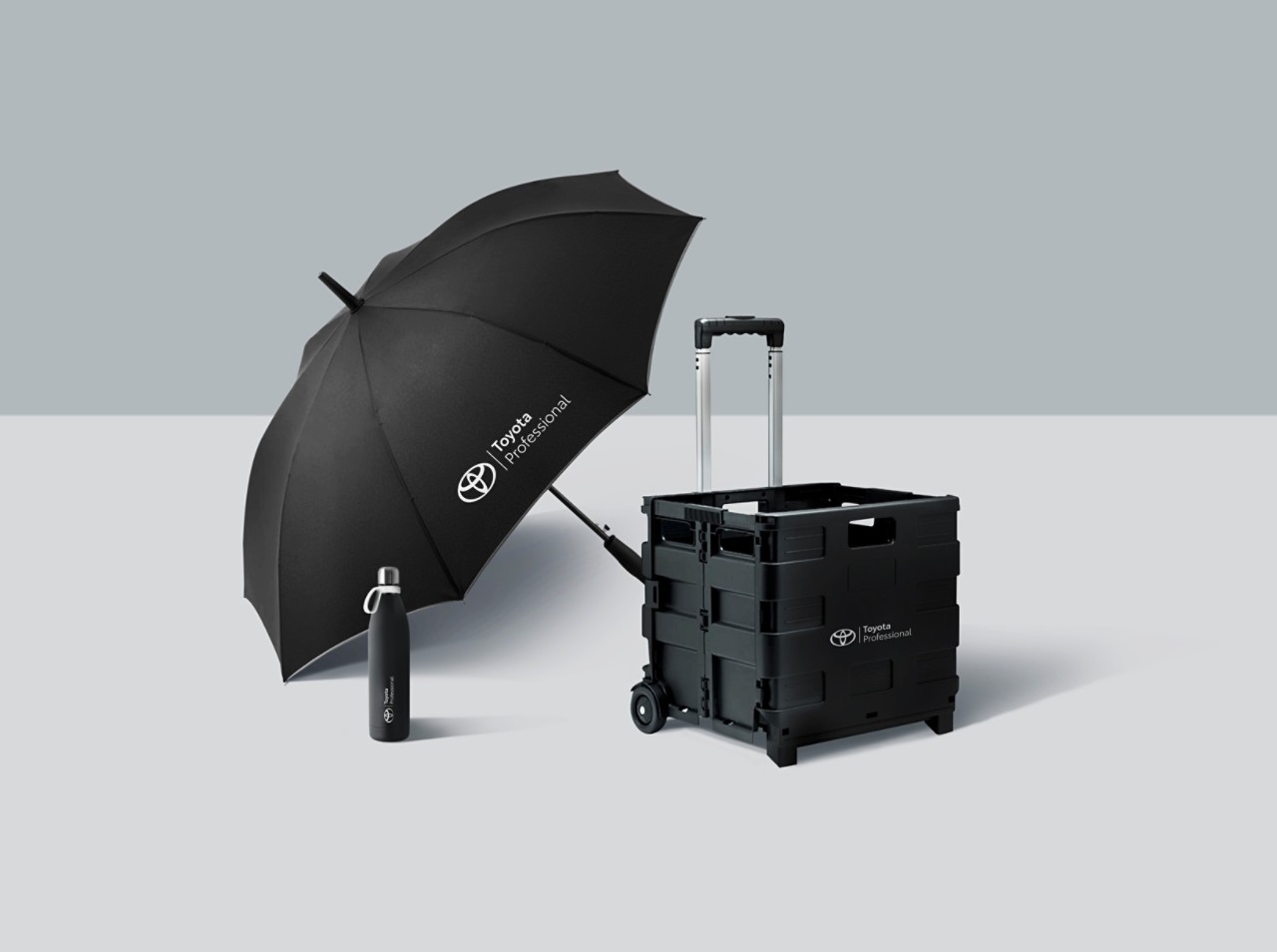 Regenschirm, Wasserflasche und Handwagen mit Toyota Professional Branding 